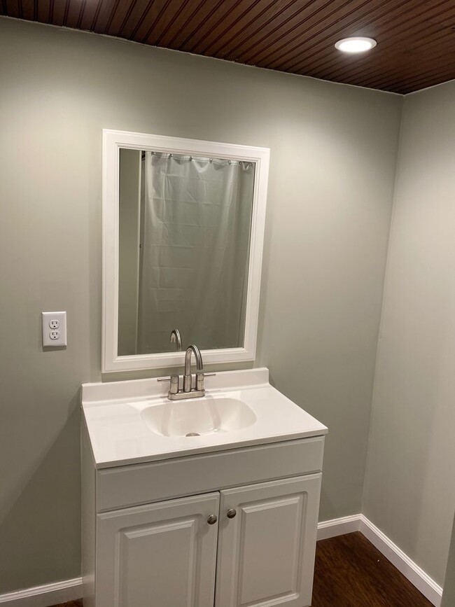 Building Photo - Newly Renovated 3 bed 2 bath House w/ deta...