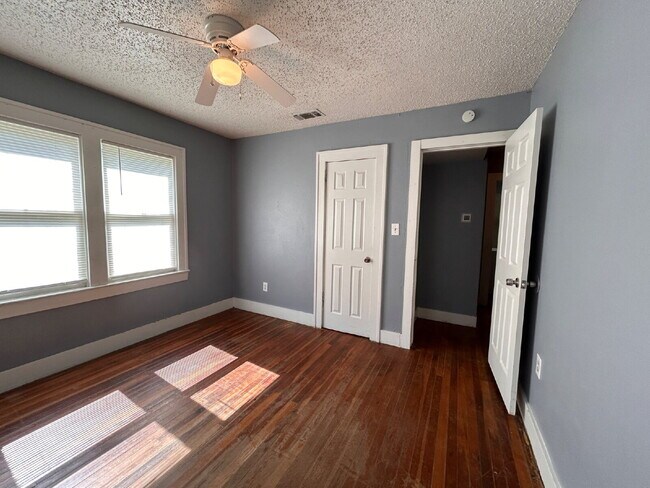 Building Photo - 3 bedroom 2 bathrooms