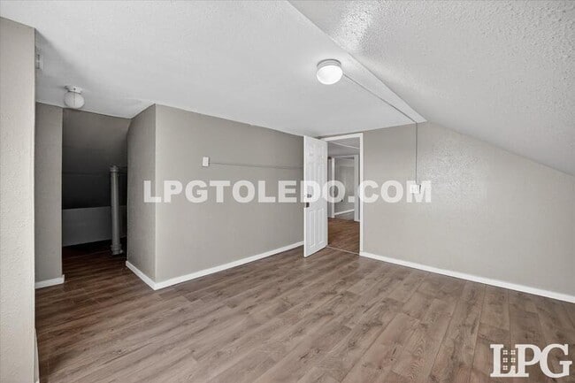 Building Photo - 3905 Peru St