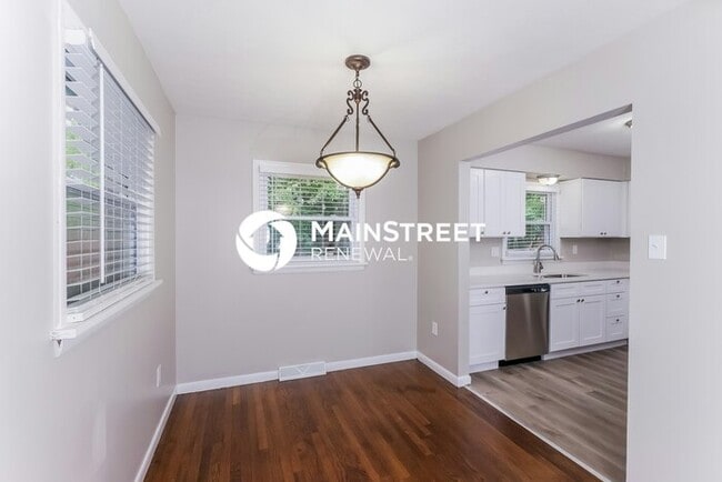 Building Photo - 3 Bedroom Pet-Friendly Home in Jeffersonville, IN with Main Street Renewal