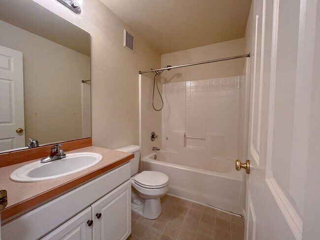 Building Photo - $300-off one month's rent! 2 Bed / 2.5 Bat...