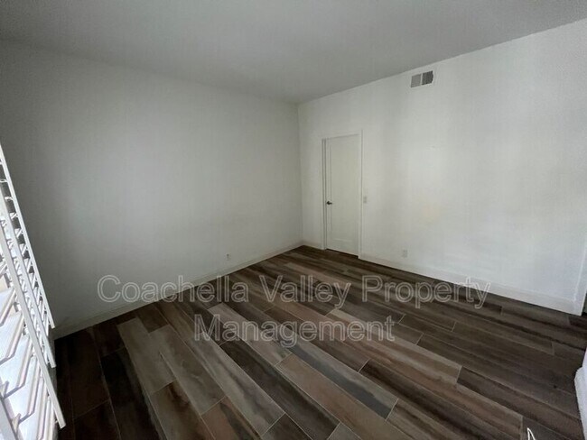 Building Photo - 289 Vista Royale Cir W