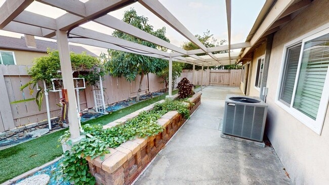 Building Photo - Spacious and beautifully updated 4 bedroom home available for long or short term lease.