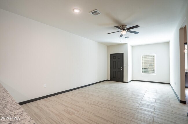 Building Photo - 8945 Robert Dr