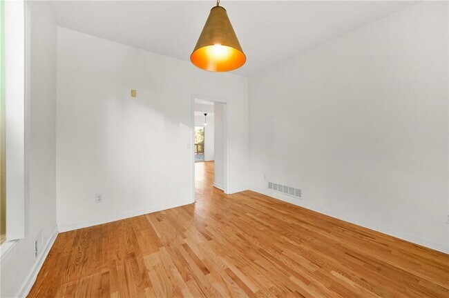 Building Photo - 1086 Pine Grove Ave NE