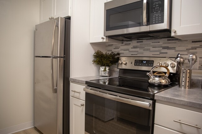 Building Photo - One Bedroom Signature Style Apartment on t...