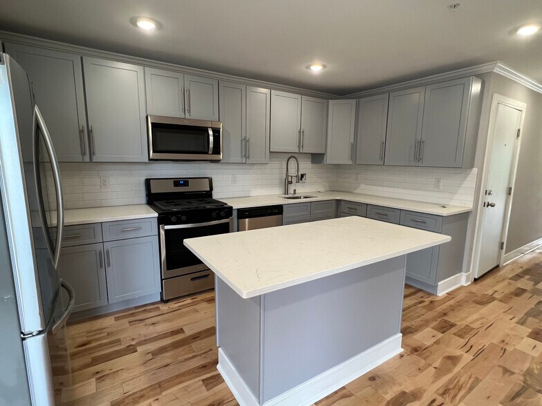 Building Photo - 5128 Spruce St