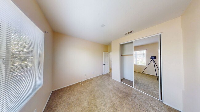 Building Photo - Spacious 4 bedroom 3 bath