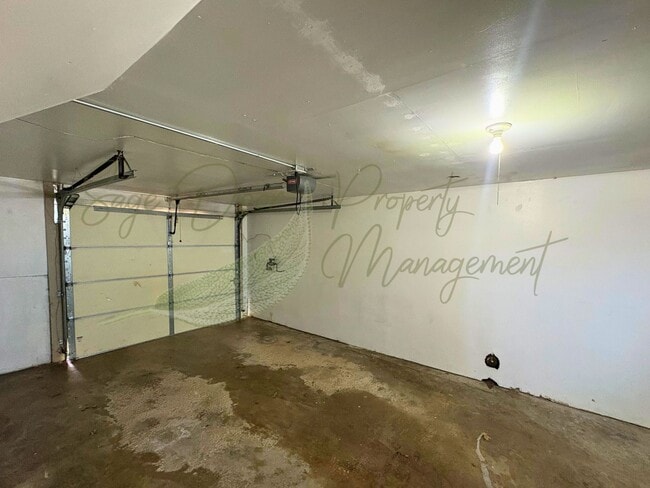 Building Photo - 522 E Short Ave