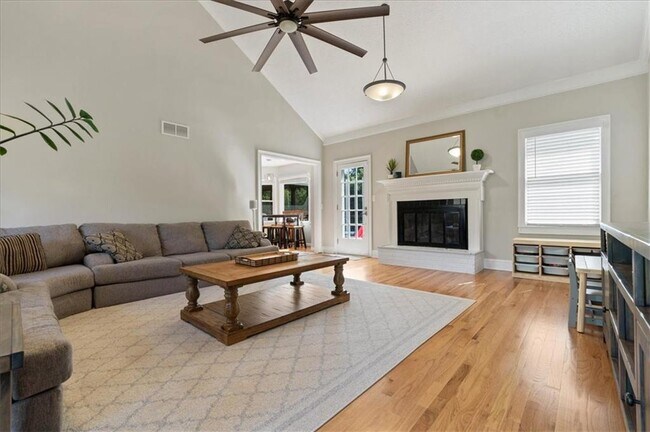 Building Photo - 4021 Primrose Ln NW