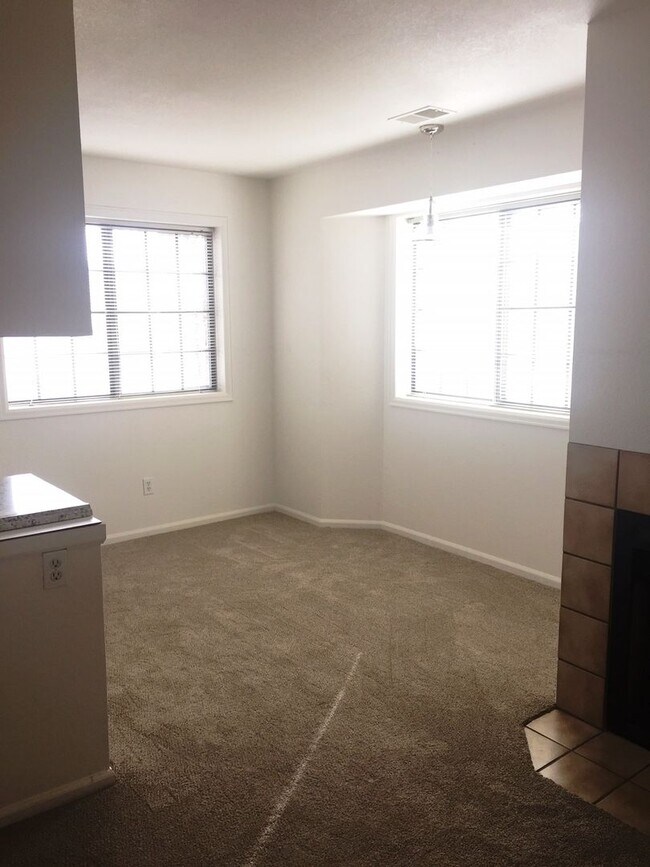 Building Photo - 2-Bedroom Condo in Northeast Boulder's Kin...