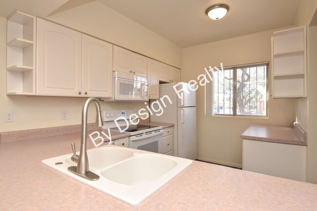 Building Photo - Pantano Parkway Townhome - Steps from The Loop