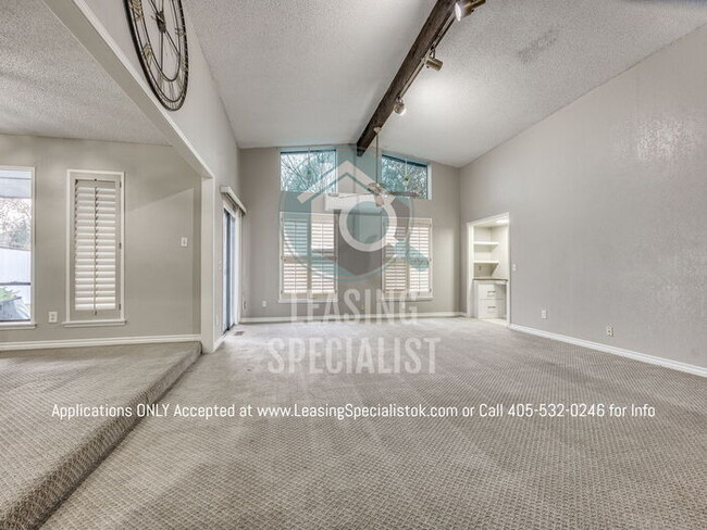 Building Photo - Warr Acres 3 Bed 2 Bath Home with a Pool!!