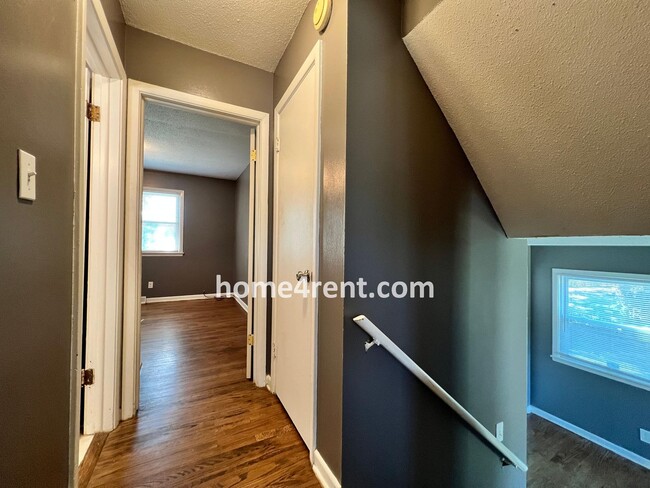 Building Photo - Attractive Lee's Summit Half Duplex w/ Lots of Natural Light and Spacious Bedrooms!