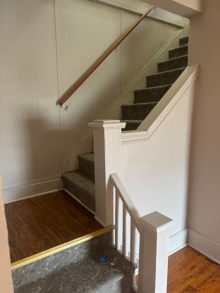 Building Photo - 403 W 6th St