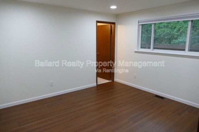 Building Photo - 2127 N 160th St