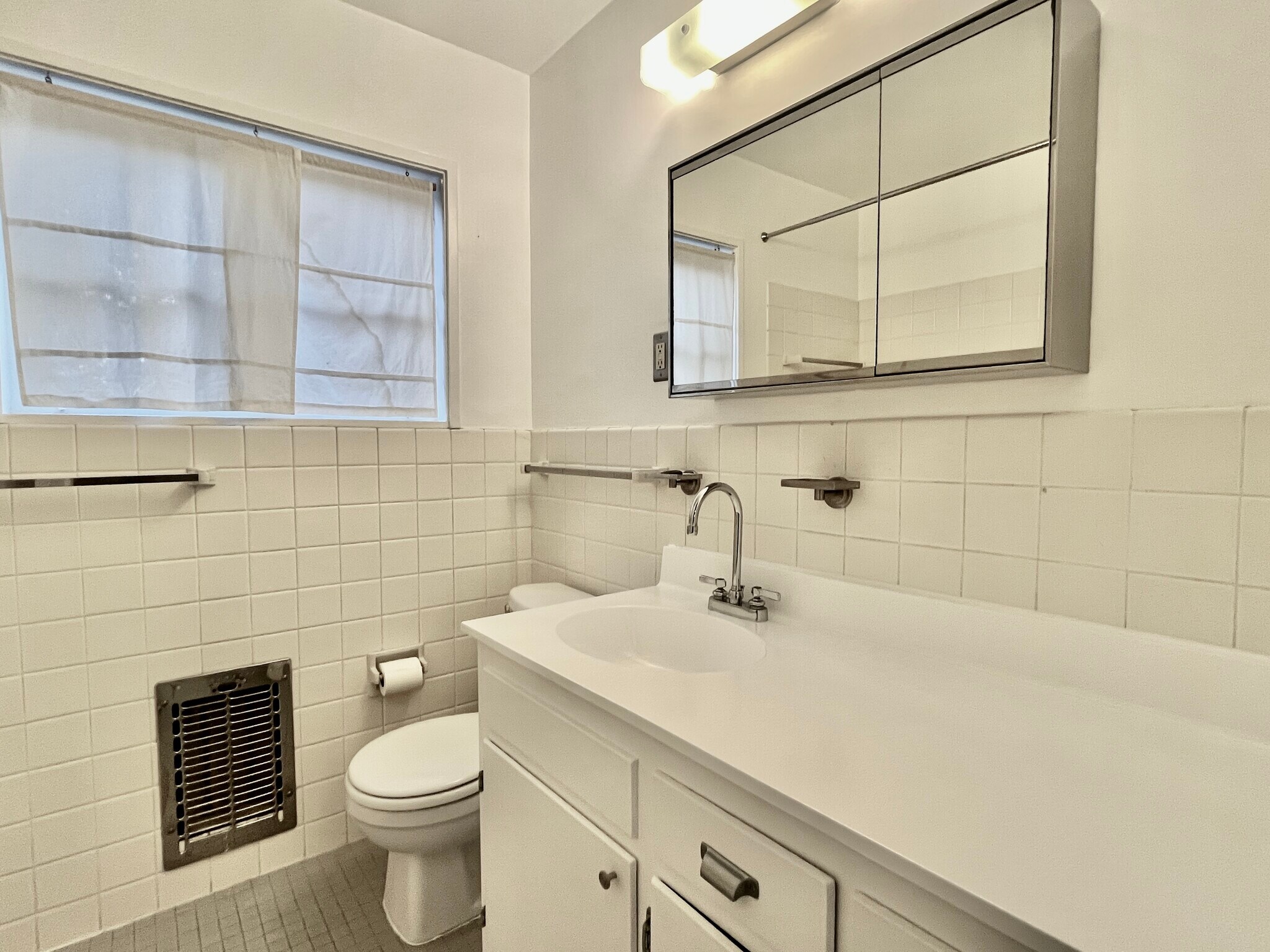 Full bathroom - 5205 Village Grn