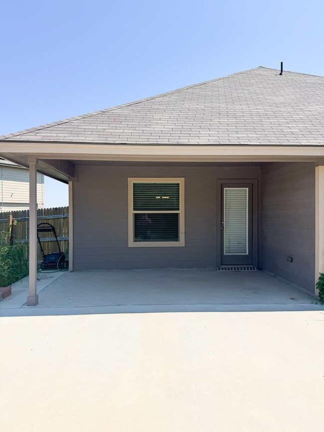 Building Photo - Available Now Beautiful 1 story, 4 bedroom, 2 bath, 2 car garage home with garage door opener and...