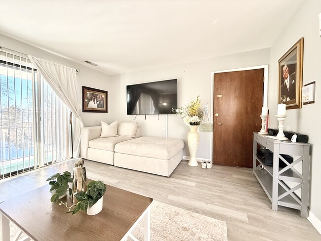 Building Photo - 10405 Mansfield Ave