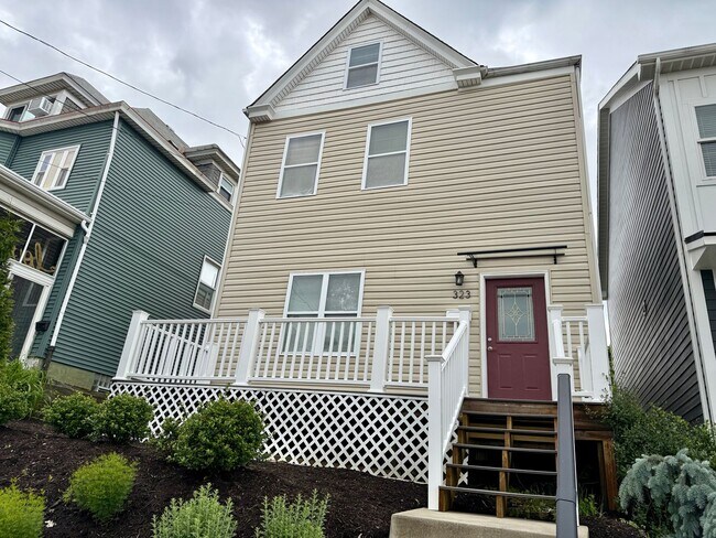 Building Photo - Amazing 4 Bedroom House! Hardwood, 2.5 Baths Stainless, A/C