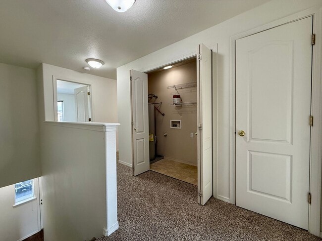 Building Photo - SCHEDULE A TOUR TO VIEW THIS NEWLY UPDATED TOWNHOME IN REDMOND!!