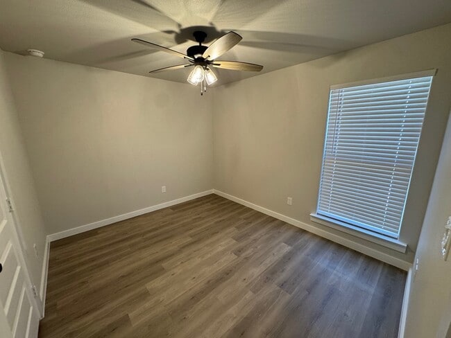 Building Photo - 10300 Pronghorn Rd