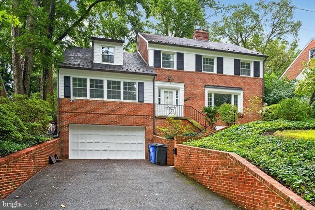 Building Photo - 7215 Rollingwood Dr
