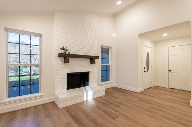 Building Photo - 1102 Ashdale Dr