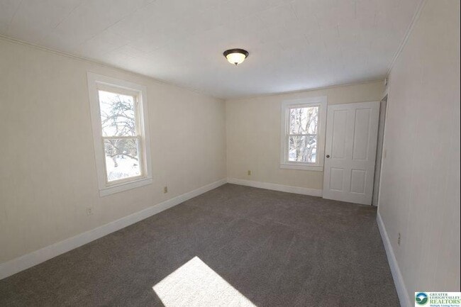 Building Photo - 221 Oak St