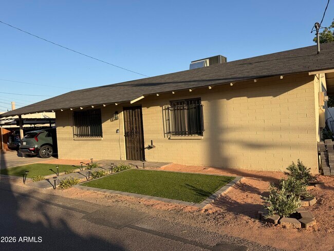 Building Photo - 114 S Lesueur