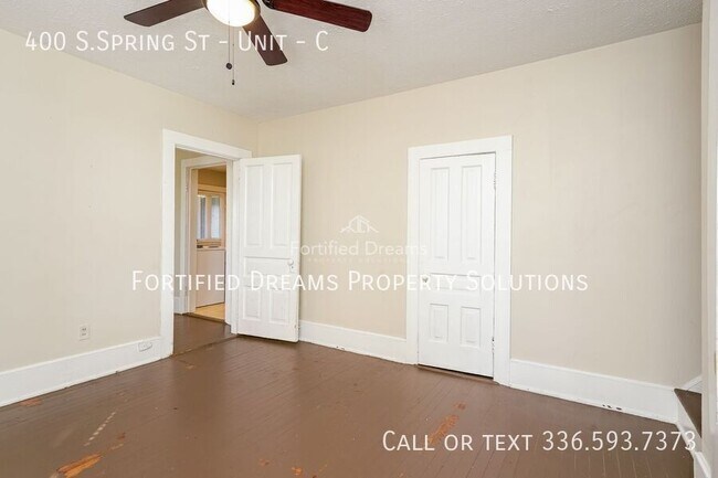 Building Photo - 400 S.Spring St - Unit-C