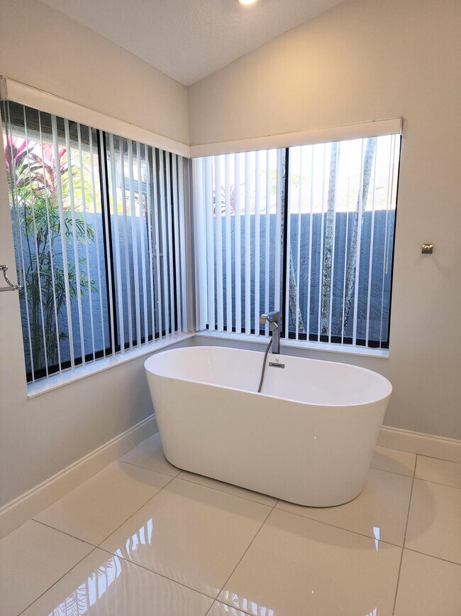 Building Photo - 14526 Paddock Dr