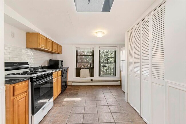 Building Photo - 212 5th St