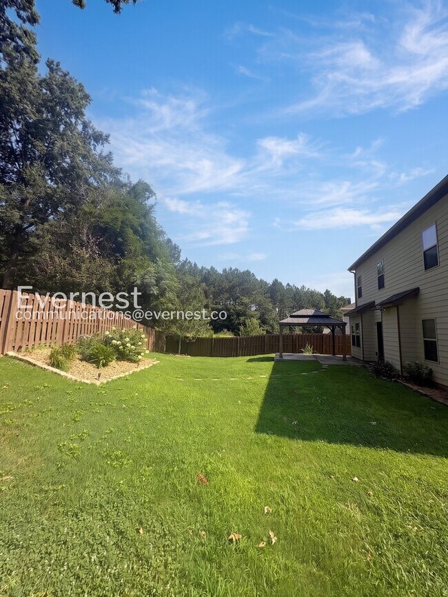 Building Photo - Spacious Home with Fenced Yard & Garage Access / 4 Bed & 3.5 Bath / Voucher Accepted / Pet-friend...