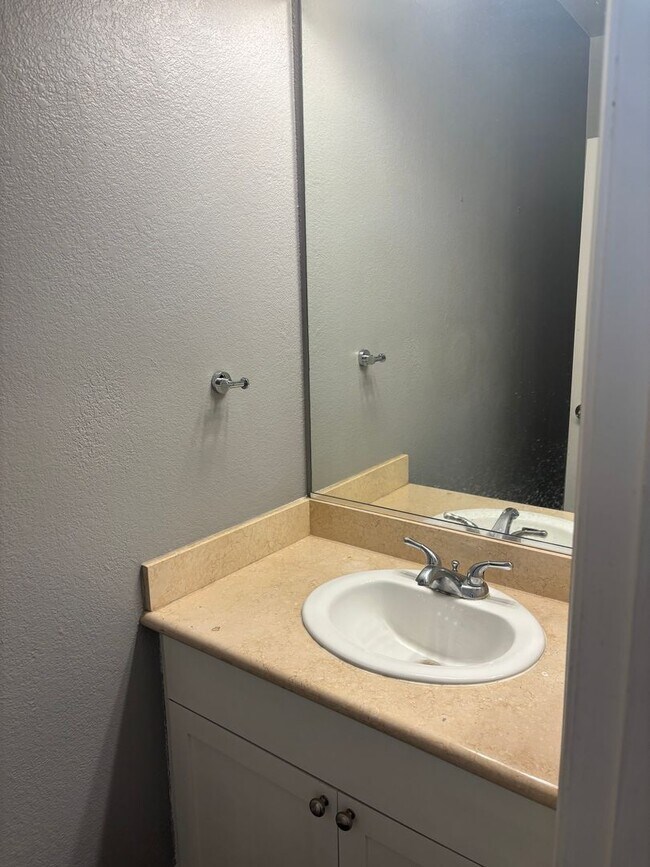 Building Photo - Gorgeous Two-Bedroom Condo with Golf Cours...