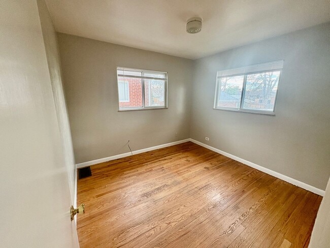 Building Photo - Charming 2 Bedroom Upper Unit onsite Laundry!
