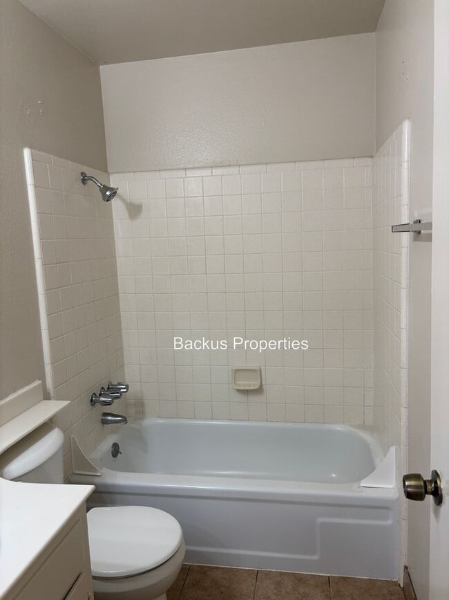 Building Photo - Great home in North Salinas -Three bedrooms