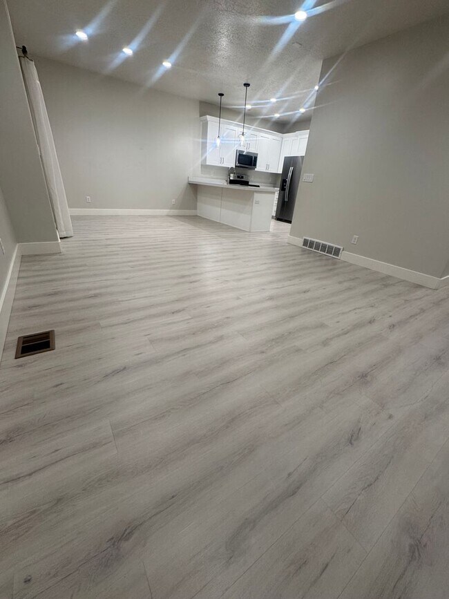 Building Photo - Beautiful Traverse Mtn. Townhome for rent!