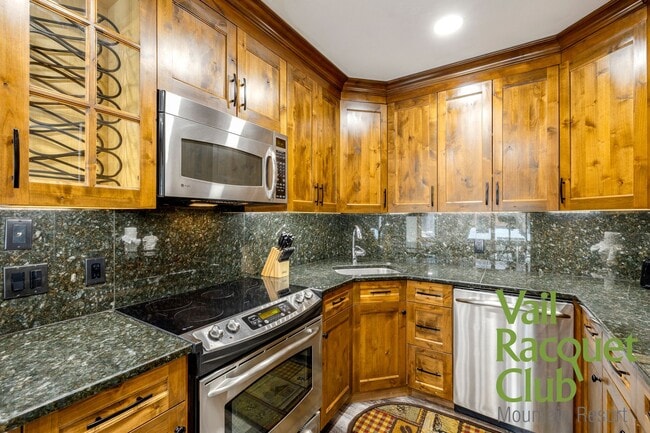 Building Photo - Annual Lease - 3BR, 3BA 3-level Townhome w...