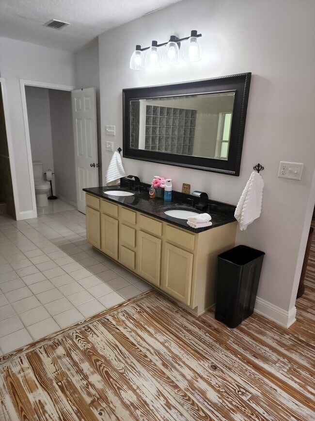 Building Photo - 6542 Sherry Ln