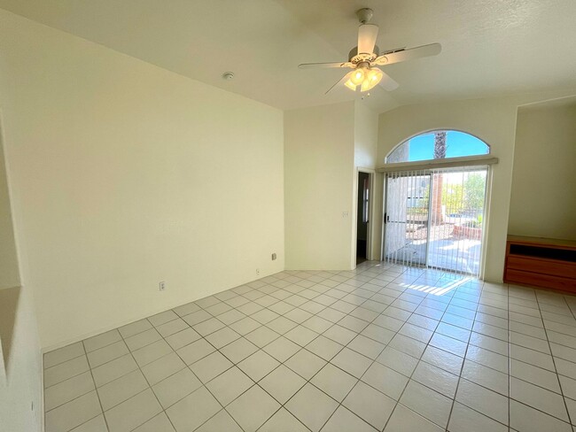Building Photo - Great 3 Bedroom, 2 Bathroom Home in El Camino Village on the Parkway!