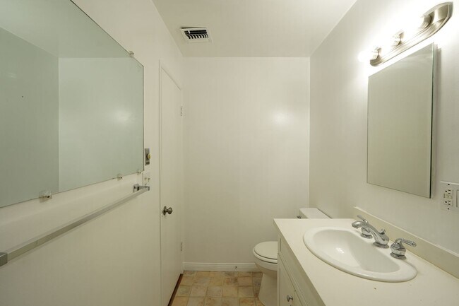 Building Photo - 220 Lilac Ct