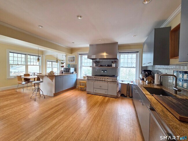 Building Photo - 82 Edgehill Rd