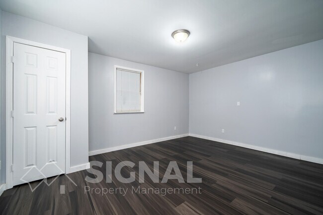 Building Photo - 1421 Rayfield Dr