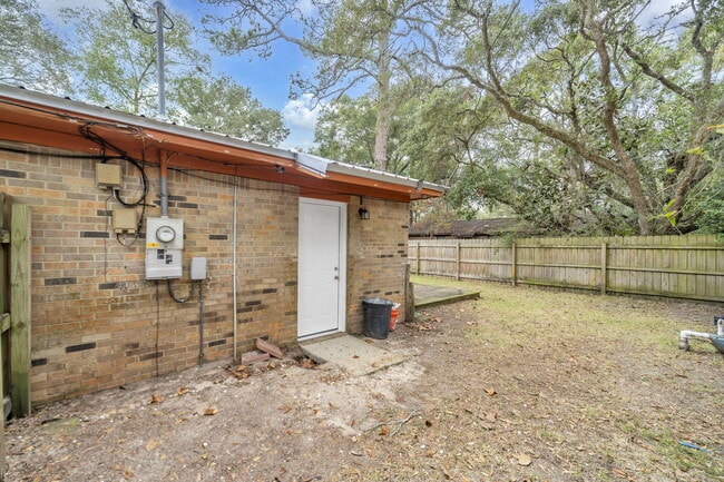 Building Photo - 1020 Pinetree Rd