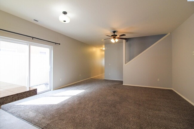 Building Photo - 3 Bed/2.5 Bath Kennewick Townhouse