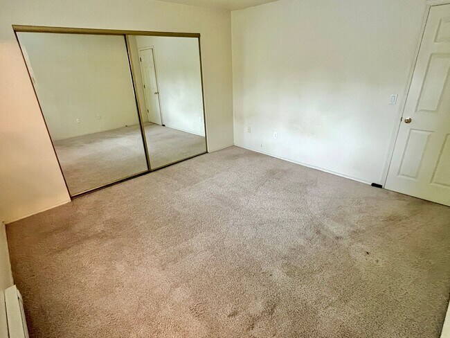 Building Photo - Spacious 2-story 2bedroom + 2.5 bath townh...