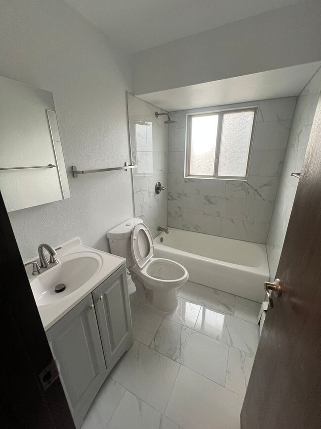 Building Photo - Beautifully updated 2-bedroom, 2-bathroom condo in Winter Park