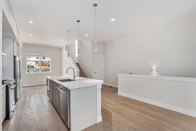 Building Photo - Spacious 3 bedroom home in the heart of Ed...