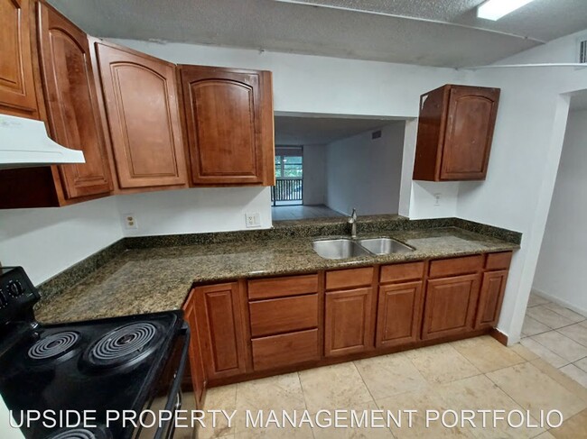 Building Photo - 2820 Somerset Dr